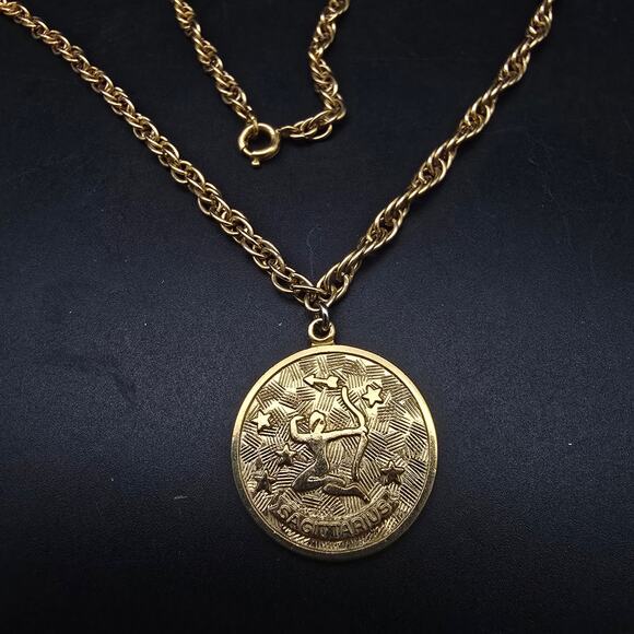 Sarah Coventry Sagittarius Necklace Gold Tone Vintage Zodiac Astrology - Picture 1 of 8